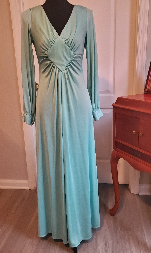 STUNNING VINTAGE CUSTOM MADE DRESS W/PEEP👀 SLEEVE